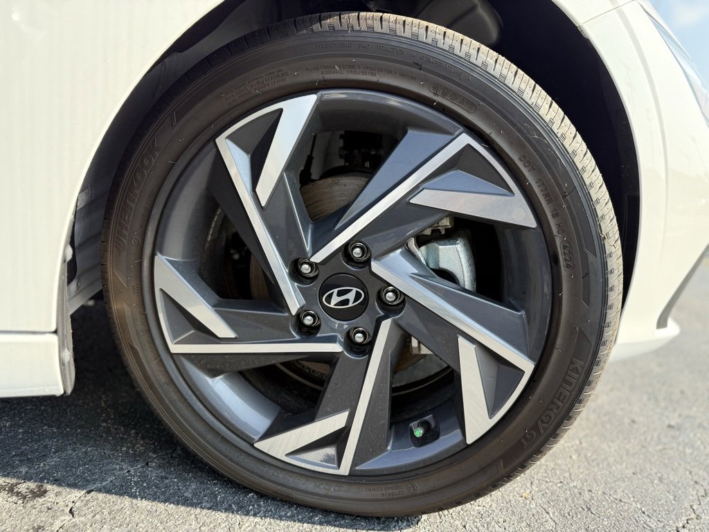 New 2025 Hyundai Elantra Limited image 31