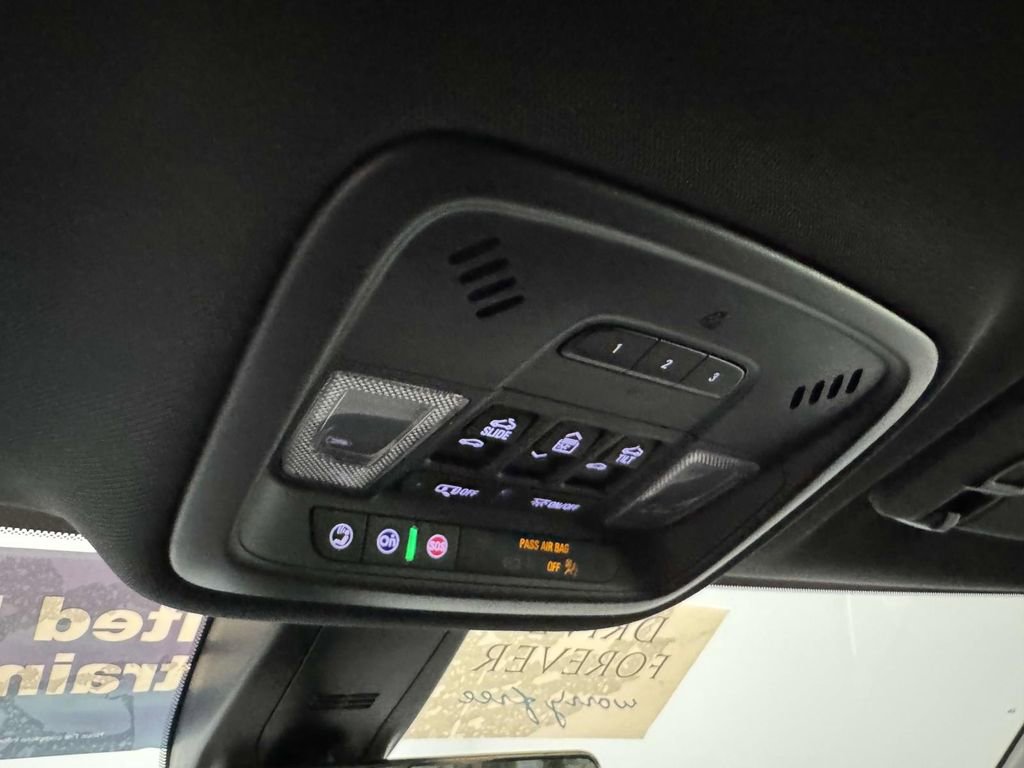 Used 2023 Chevrolet Traverse Premier image 21