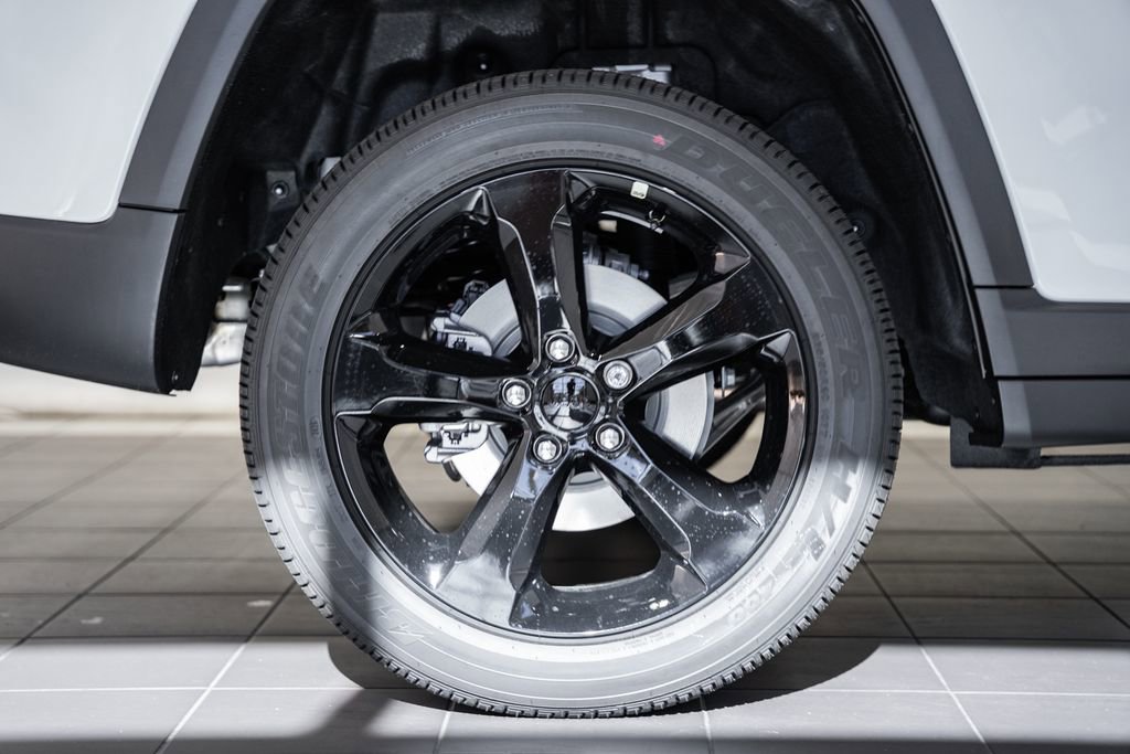 New 2025 Jeep Grand Cherokee Altitude image 17