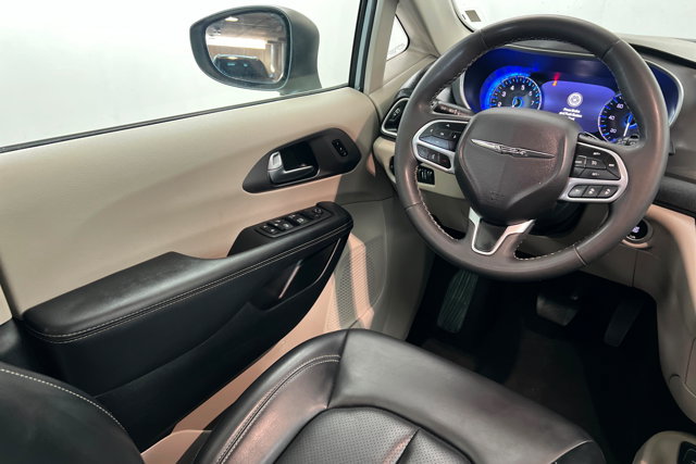 Used 2023 Chrysler Pacifica Touring-L FWD image 11