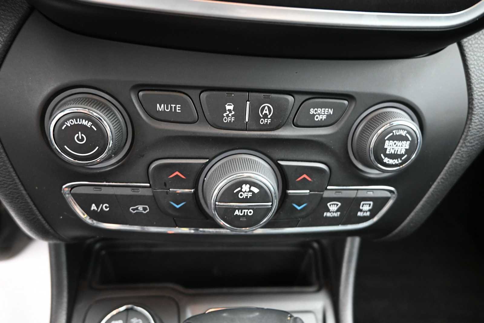 Used 2021 Jeep Cherokee Trailhawk w/ Sun, Sound & Nav Group AWD/4WD image 15