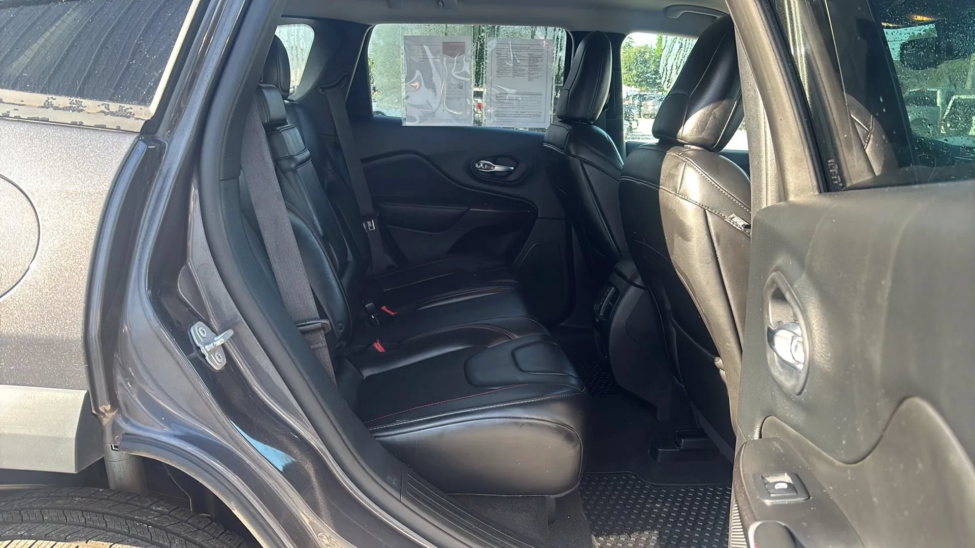 Used 2019 Jeep Cherokee Trailhawk AWD/4WD image 17