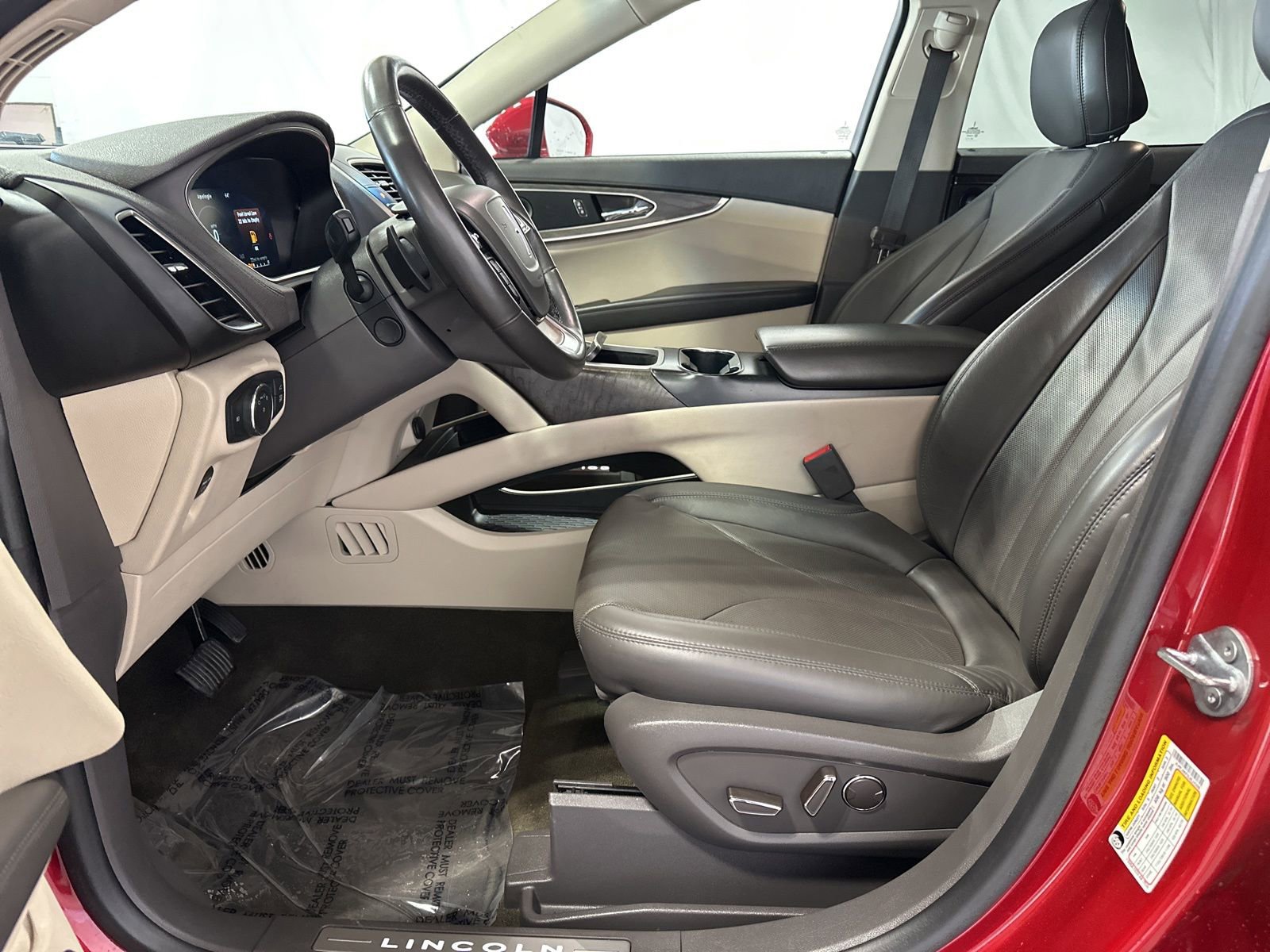 Used 2020 Lincoln Nautilus Reserve image 13