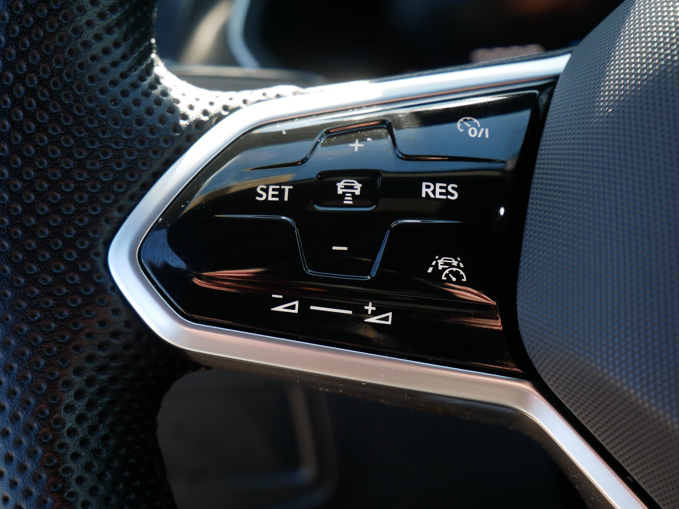 Used 2024 Volkswagen Tiguan SE R-Line w/ MDO Package, Two-Row image 27