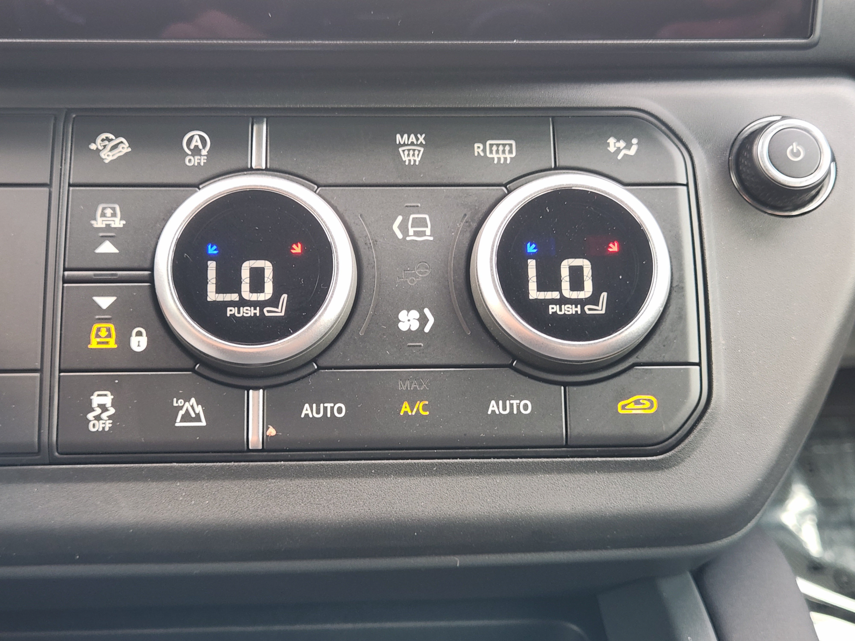 Used 2026 Land Rover Defender 110 X-Dynamic SE AWD/4WD image 19
