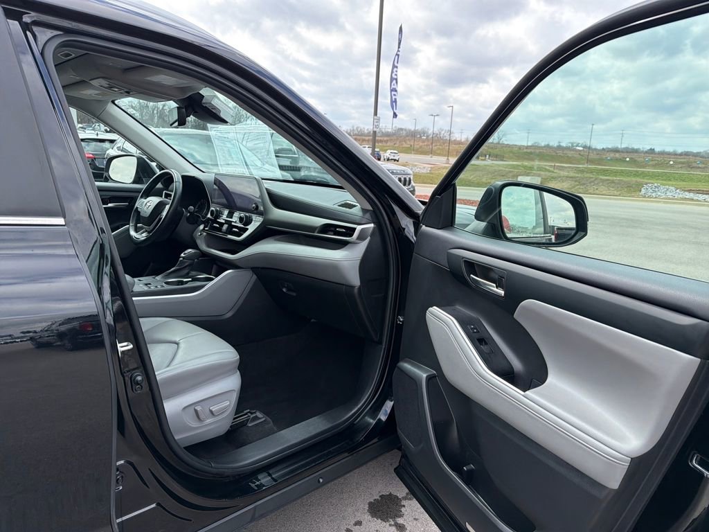 Used 2023 Toyota Highlander XLE FWD image 27