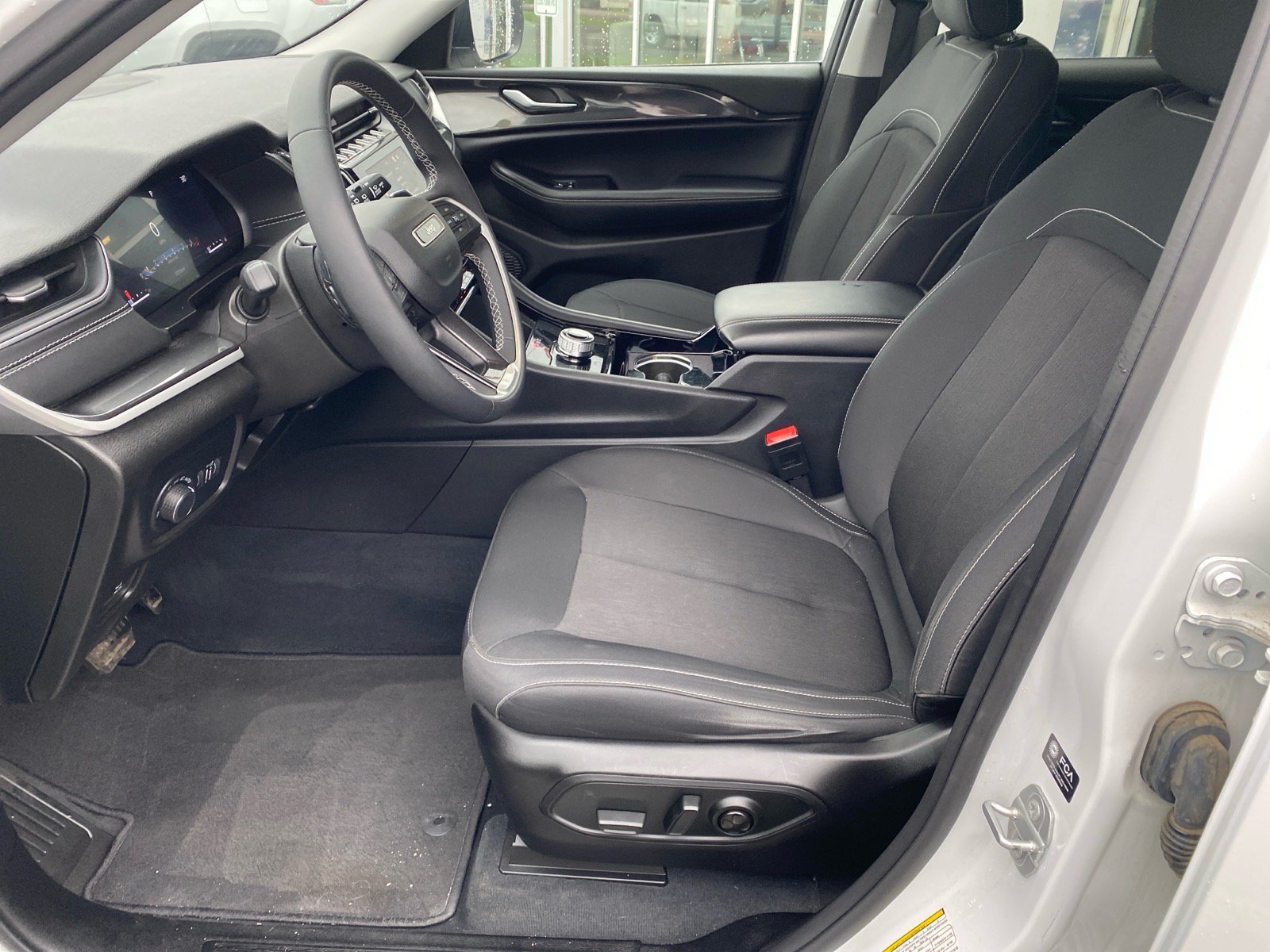 Used 2023 Jeep Grand Cherokee Laredo AWD/4WD image 9