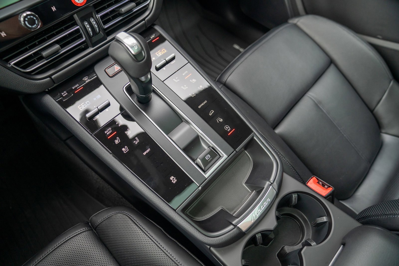 Certified 2025 Porsche Macan AWD/4WD image 18