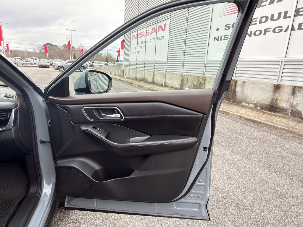 Used 2022 Nissan Rogue Platinum w/ Head-Up Display Package image 16