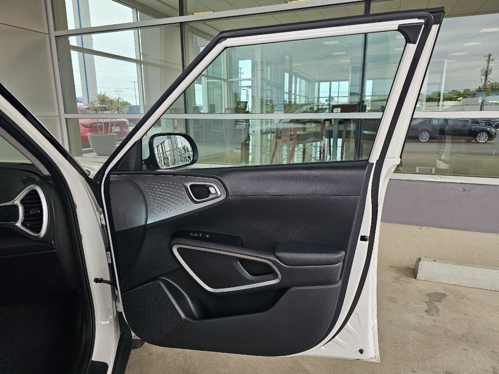 Used 2025 Kia Soul LX w/ LX Technology Package FWD image 11