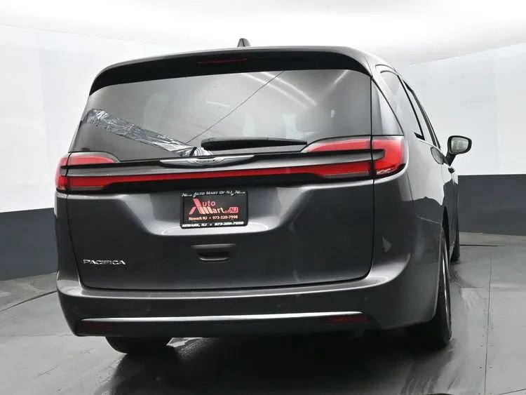 Used 2023 Chrysler Pacifica Touring-L FWD image 8