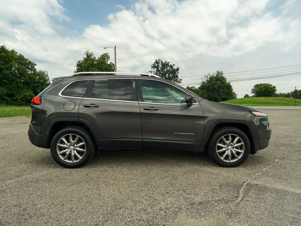 Used 2018 Jeep Cherokee Limited AWD/4WD image 2