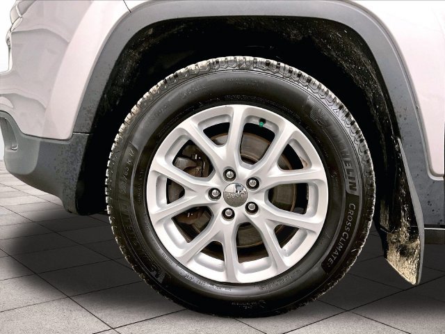 Used 2018 Jeep Cherokee Latitude w/ Cold Weather Group AWD/4WD image 9