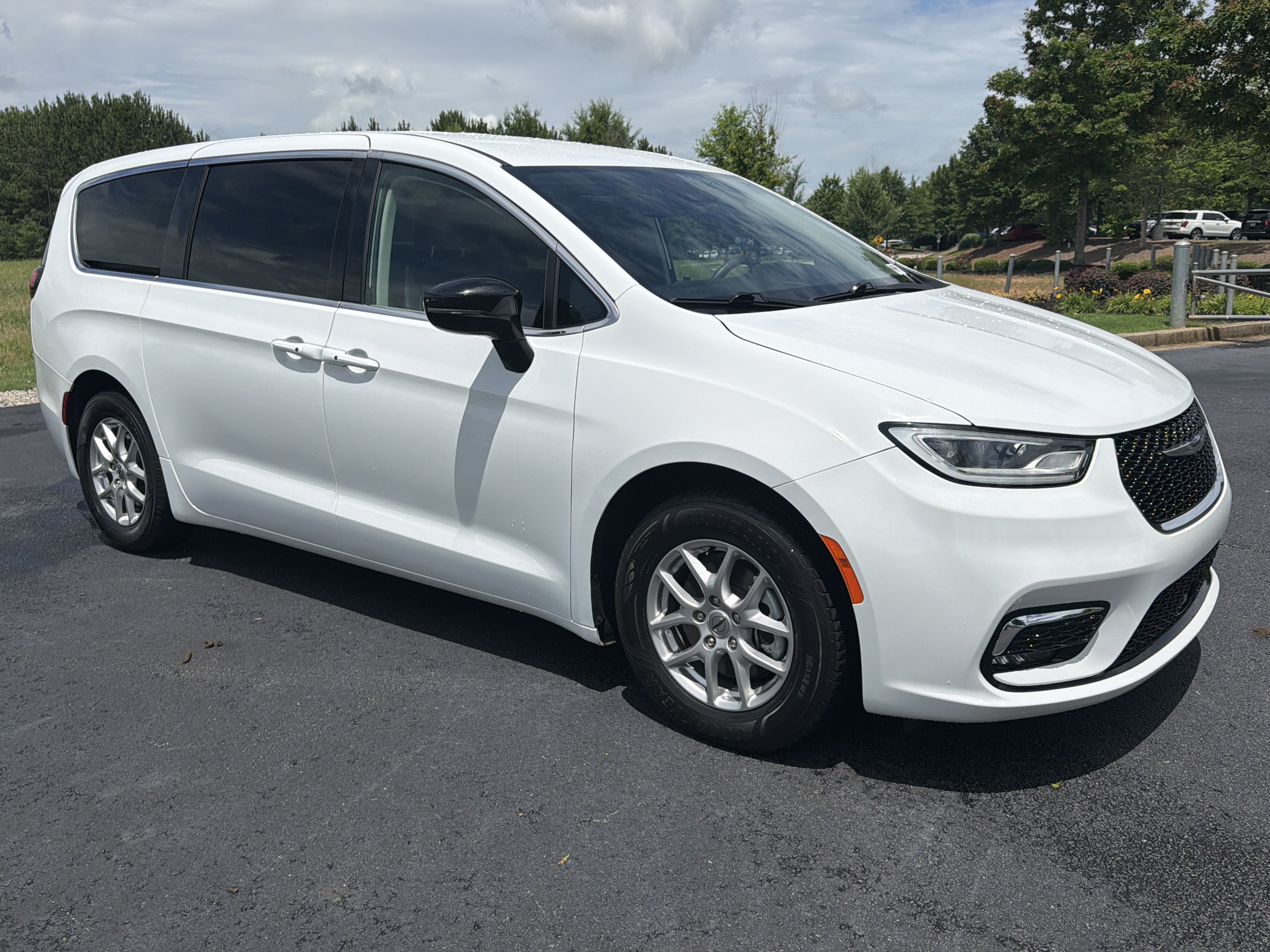 Used 2024 Chrysler Pacifica Touring-L FWD image 2