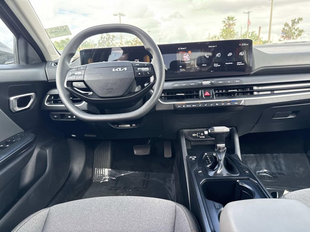 Used 2025 Kia K4 LXS image 16