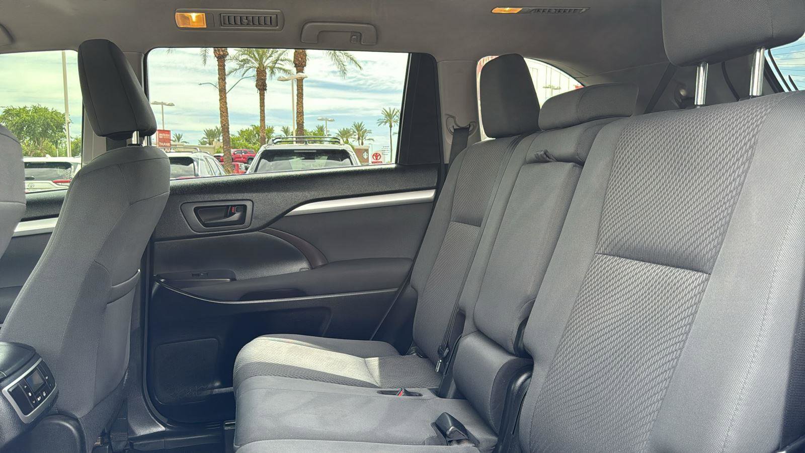 Used 2018 Toyota Highlander LE image 26