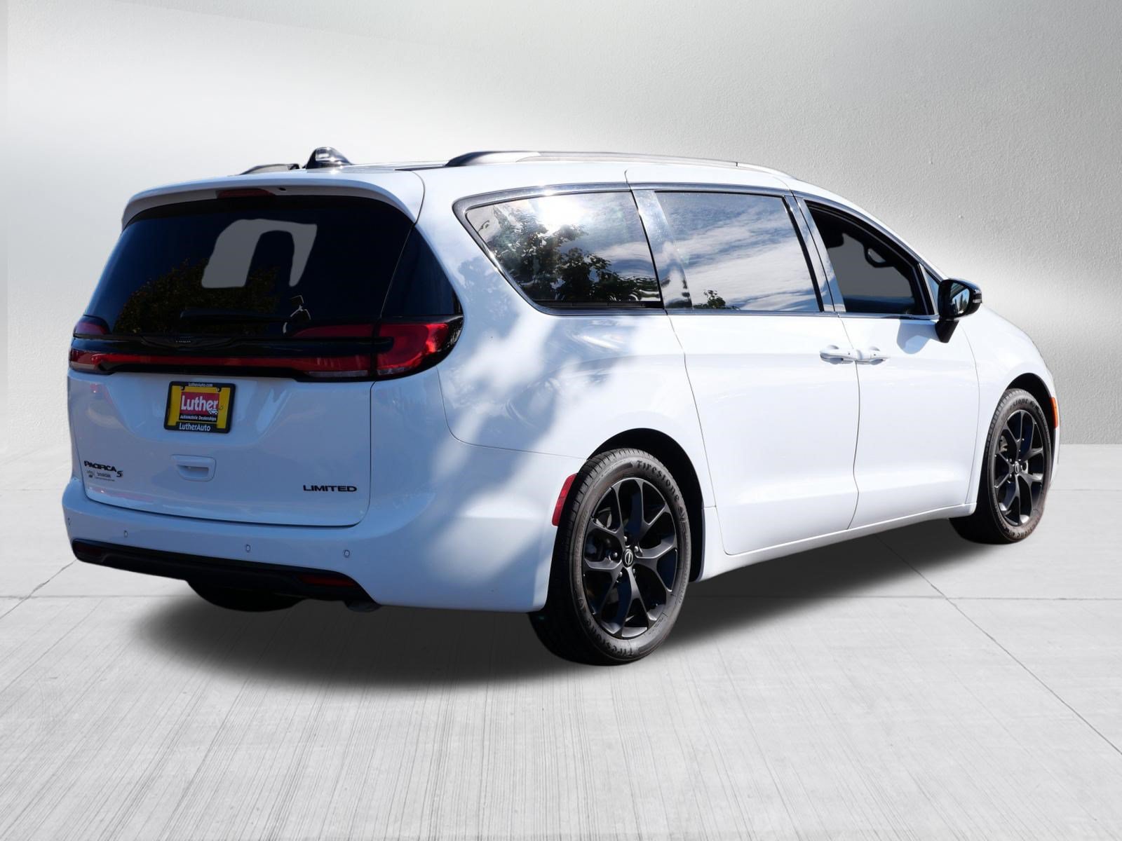 Used 2025 Chrysler Pacifica Limited FWD image 7