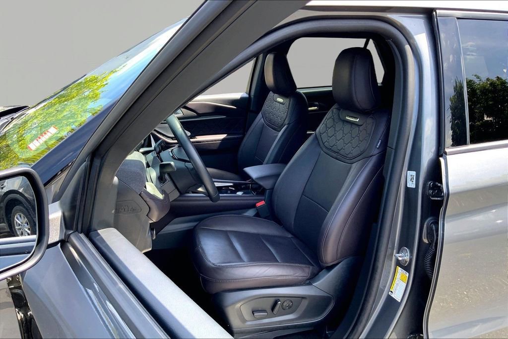 Used 2025 Ford Explorer Platinum w/ LUX Leather Package AWD/4WD image 15