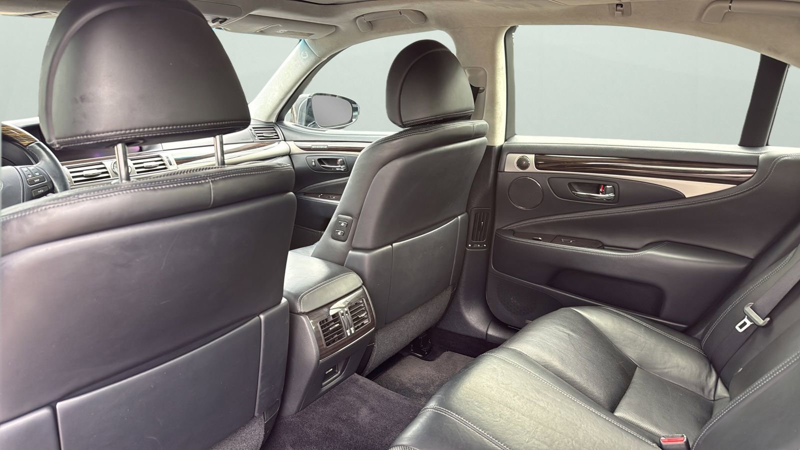 Used 2016 Lexus LS 460 w/ Comfort Package image 28