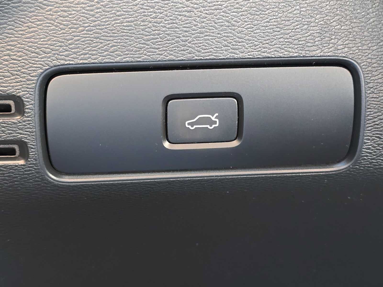 Certified 2023 Volvo C40 P8 Recharge Ultimate AWD/4WD image 32