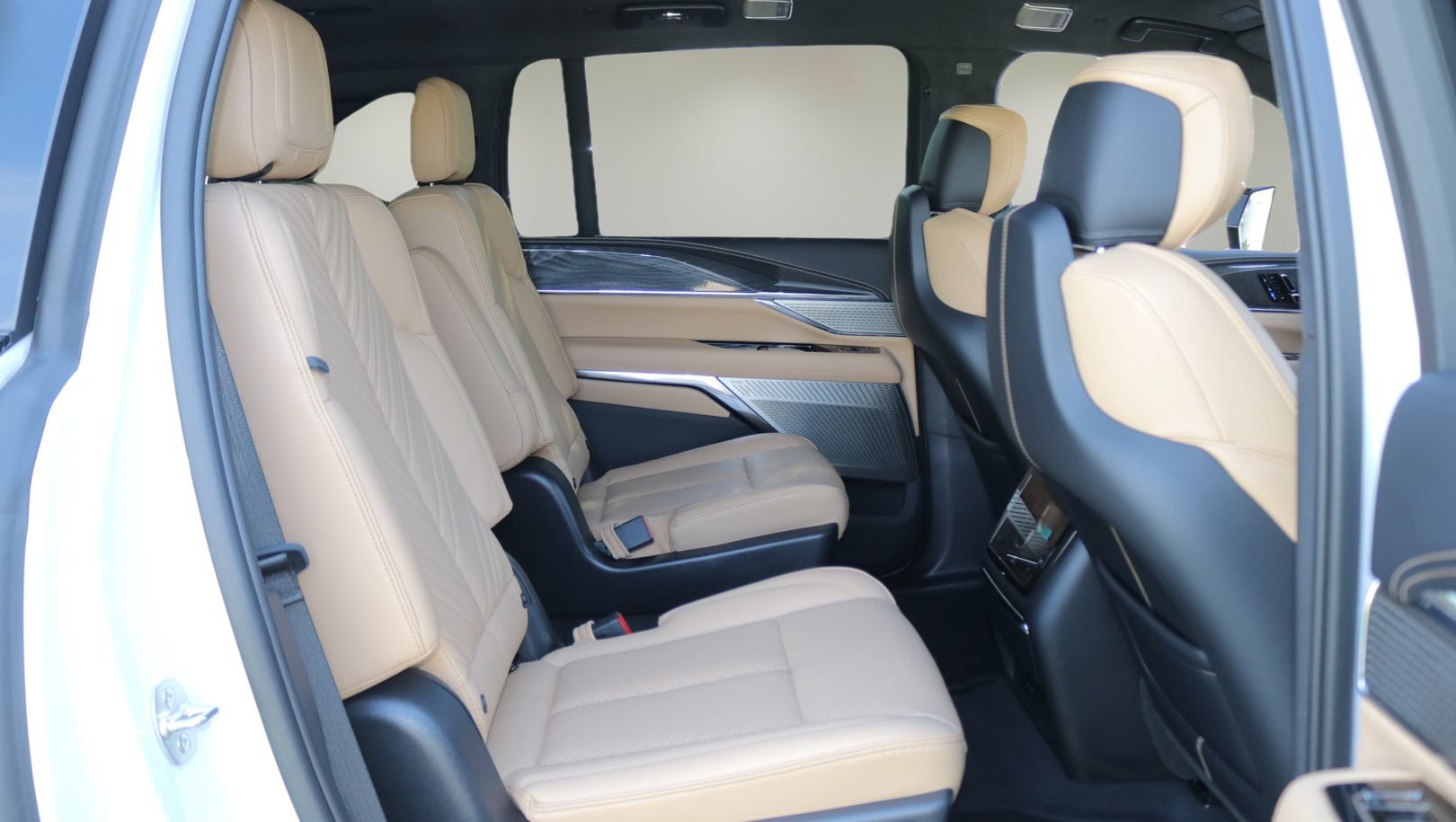 Certified 2026 Cadillac Escalade IQ Luxury 2 w/ LPO, Radiant Package AWD/4WD image 18