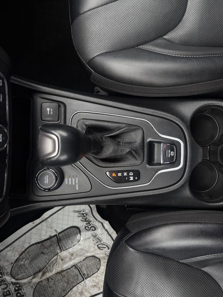 Used 2022 Jeep Cherokee Latitude Lux w/ Mopar Interior Package image 28