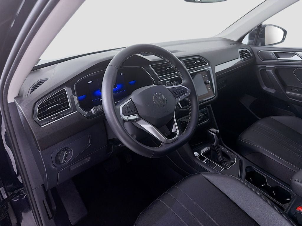 Used 2023 Volkswagen Tiguan SE FWD image 9