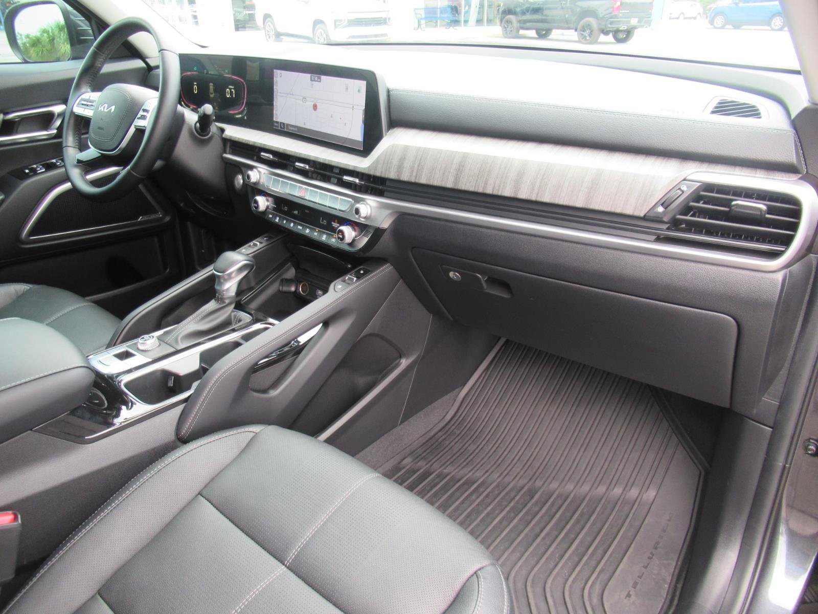 Used 2024 Kia Telluride EX w/ EX Captain's Chair Package FWD image 12