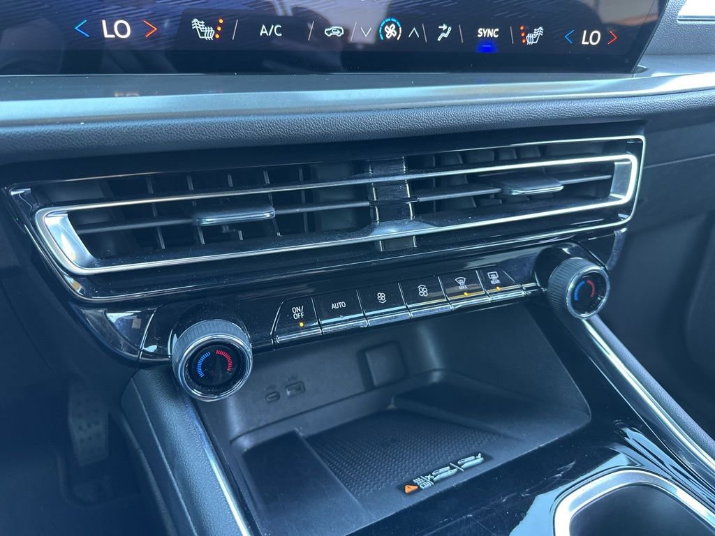 Used 2024 Chevrolet Traverse LT image 47