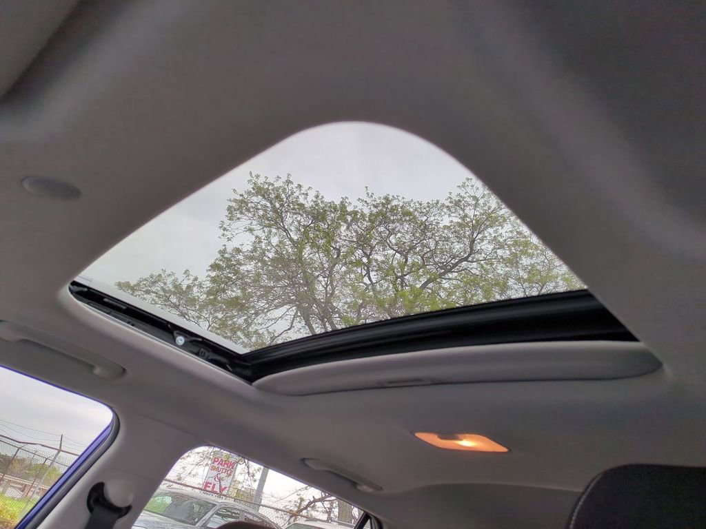 Used 2025 Hyundai Venue SEL FWD image 19