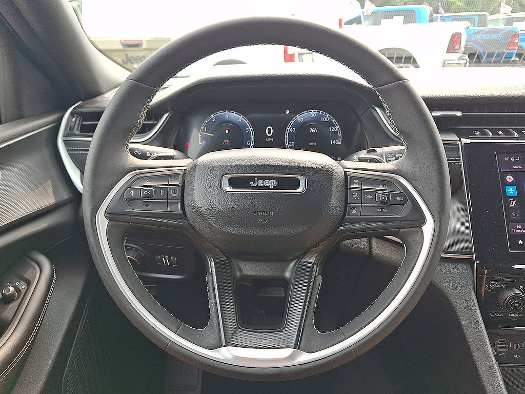 Used 2025 Jeep Grand Cherokee Altitude AWD/4WD image 17