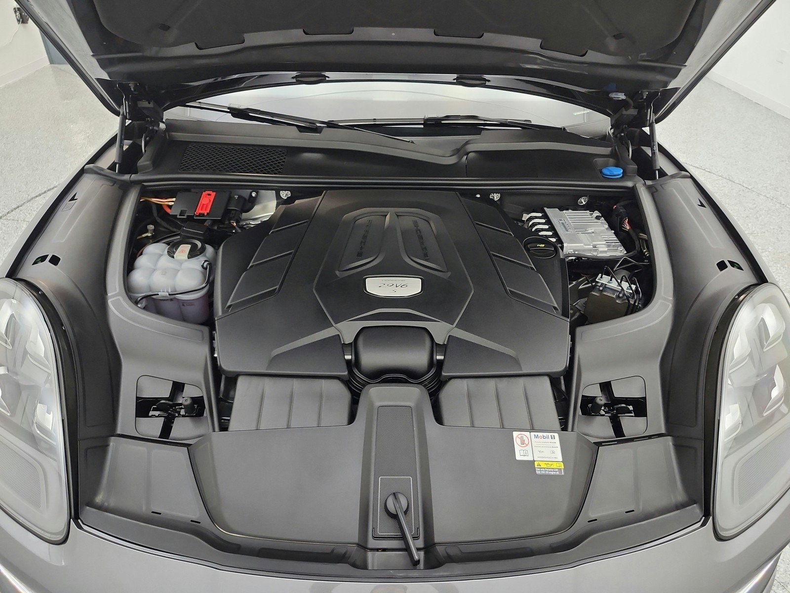 Used 2023 Porsche Cayenne Coupe image 16