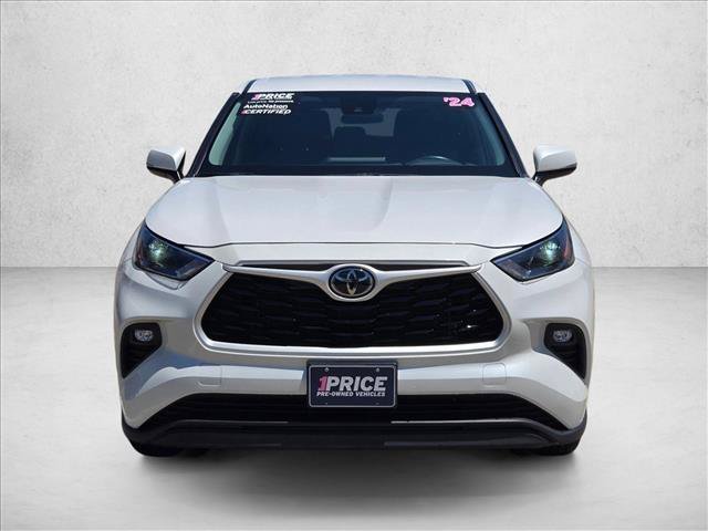 Used 2024 Toyota Highlander LE AWD/4WD image 2