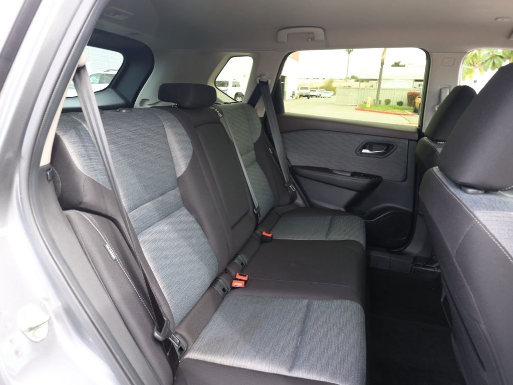 Used 2023 Nissan Rogue SV image 18