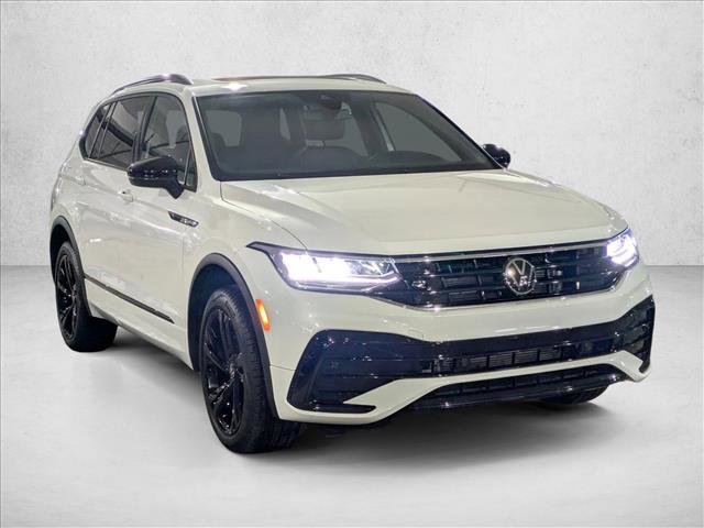 Used 2024 Volkswagen Tiguan SE R-Line image 3
