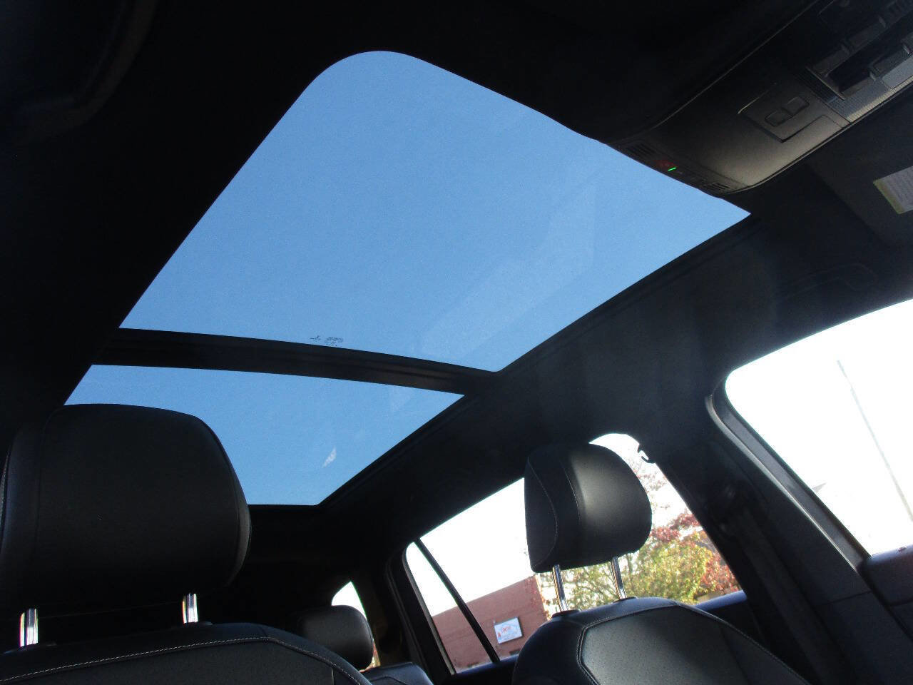 Used 2021 Volkswagen Tiguan SE R-Line image 90