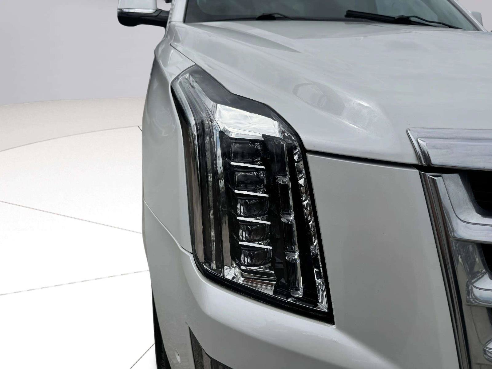 Used 2020 Cadillac Escalade Premium Luxury AWD/4WD image 11