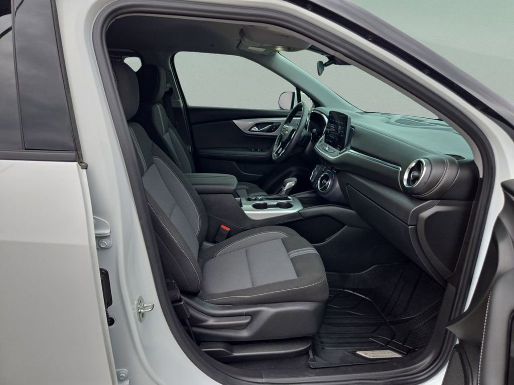 Used 2025 Chevrolet Blazer LT w/ LPO, Floor Liner Package FWD image 17