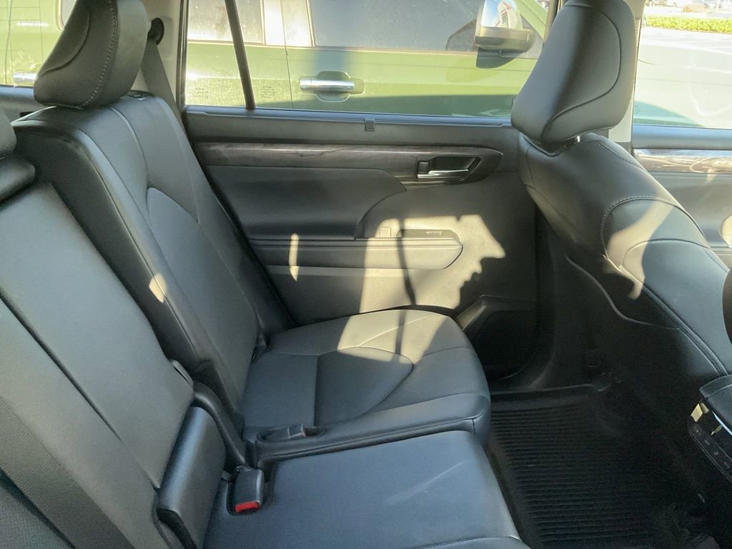 Used 2024 Toyota Highlander Limited AWD/4WD image 5