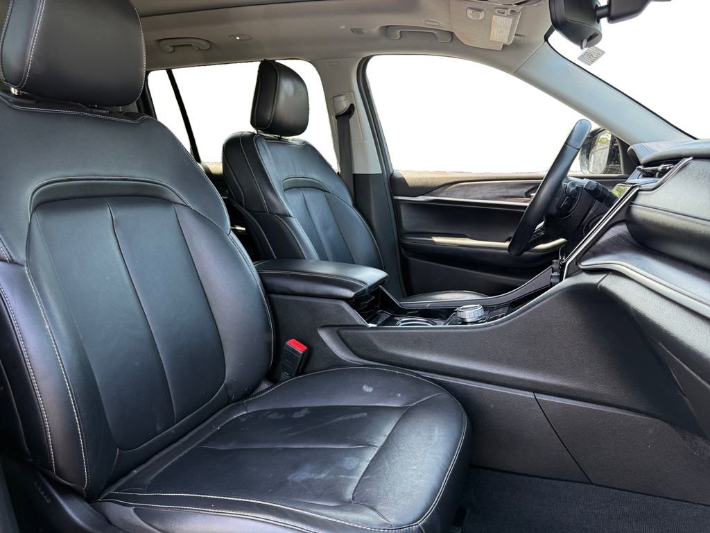 Used 2022 Jeep Grand Cherokee L Limited w/ Black Appearance Package AWD/4WD image 15