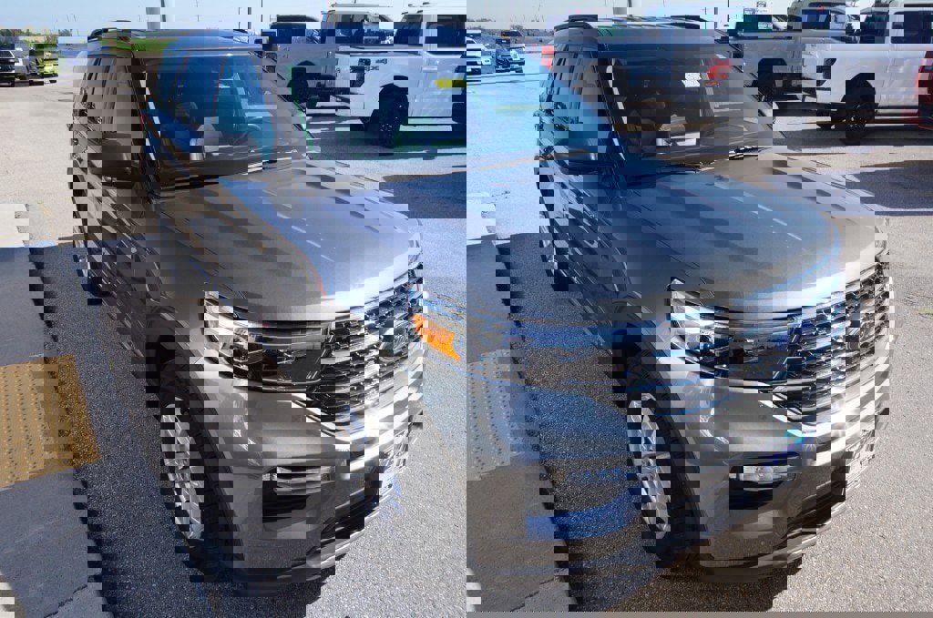 Used 2023 Ford Explorer XLT w/ Equipment Group 202A image 6