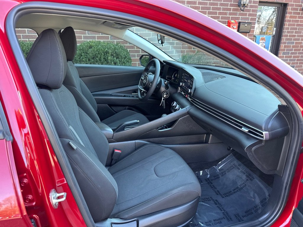 Used 2024 Hyundai Elantra SE image 17