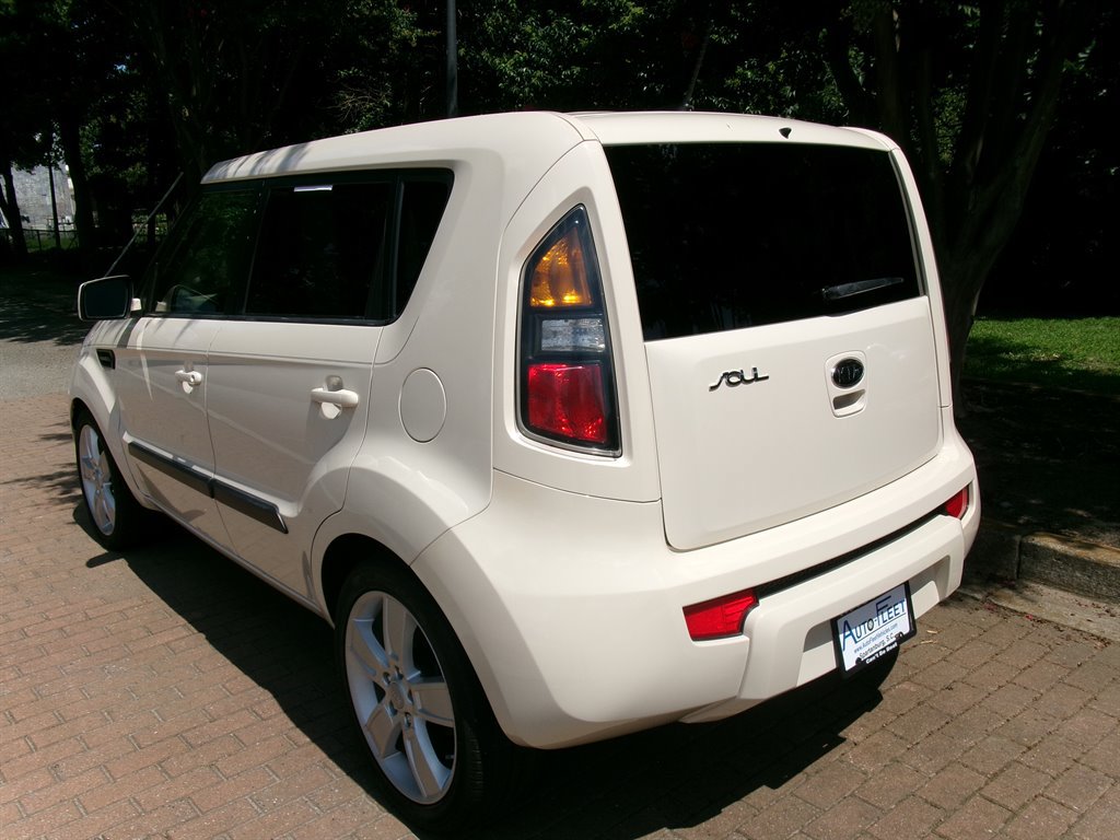 Used 2011 Kia Soul ! FWD image 5
