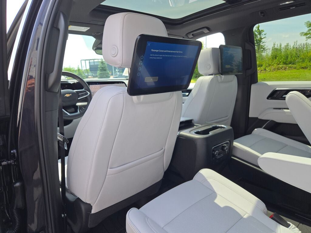 Used 2026 Chevrolet Suburban Premier AWD/4WD image 21