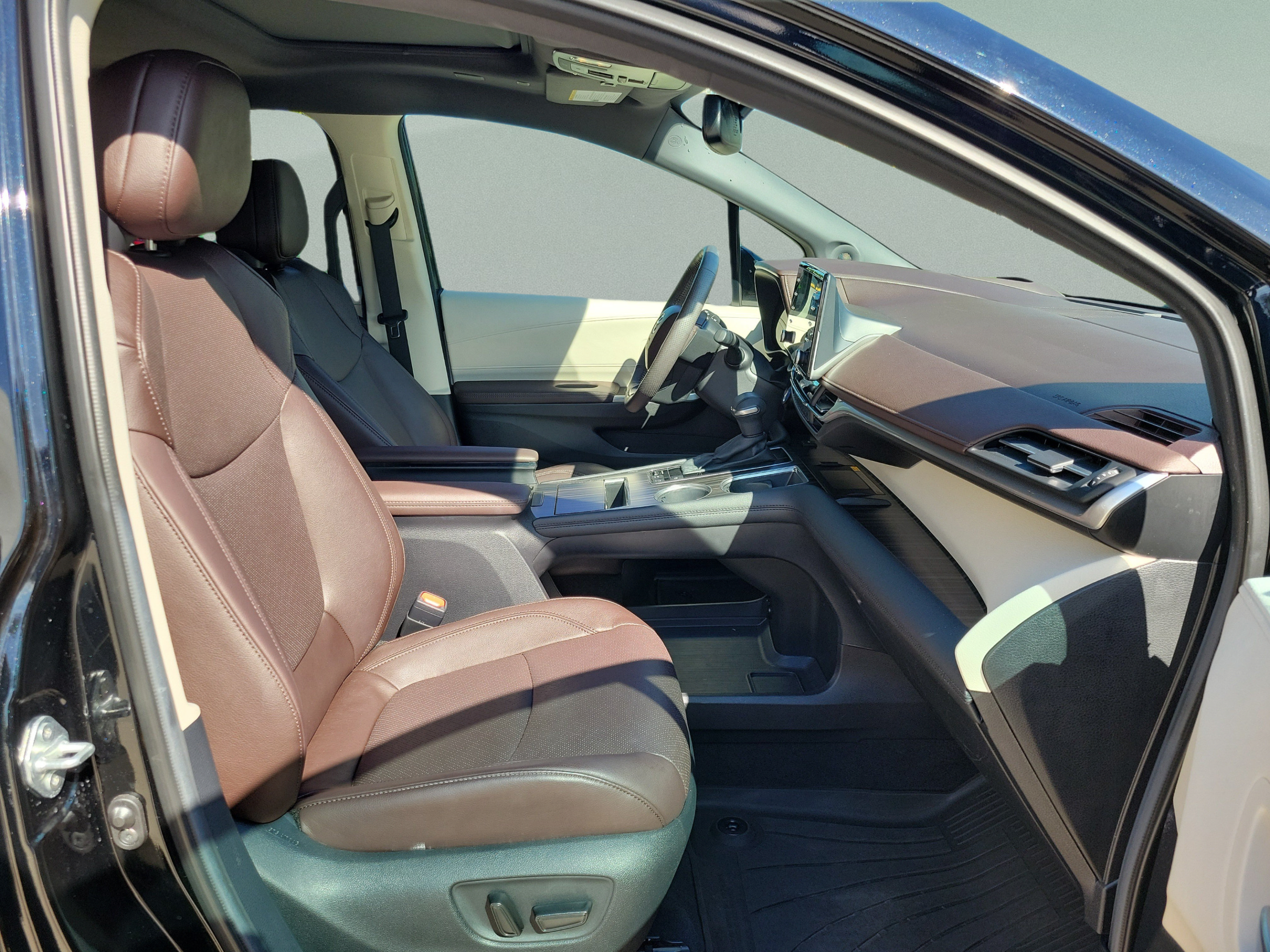 Certified 2024 Toyota Sienna Platinum FWD image 28