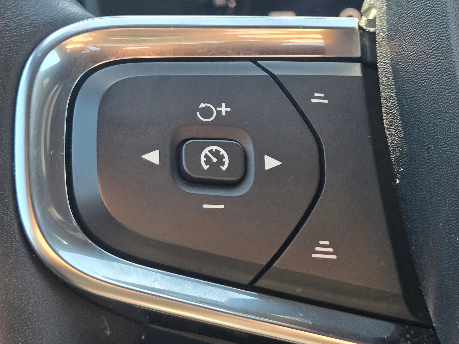 Used 2025 Volvo XC40 B5 Core AWD/4WD image 25