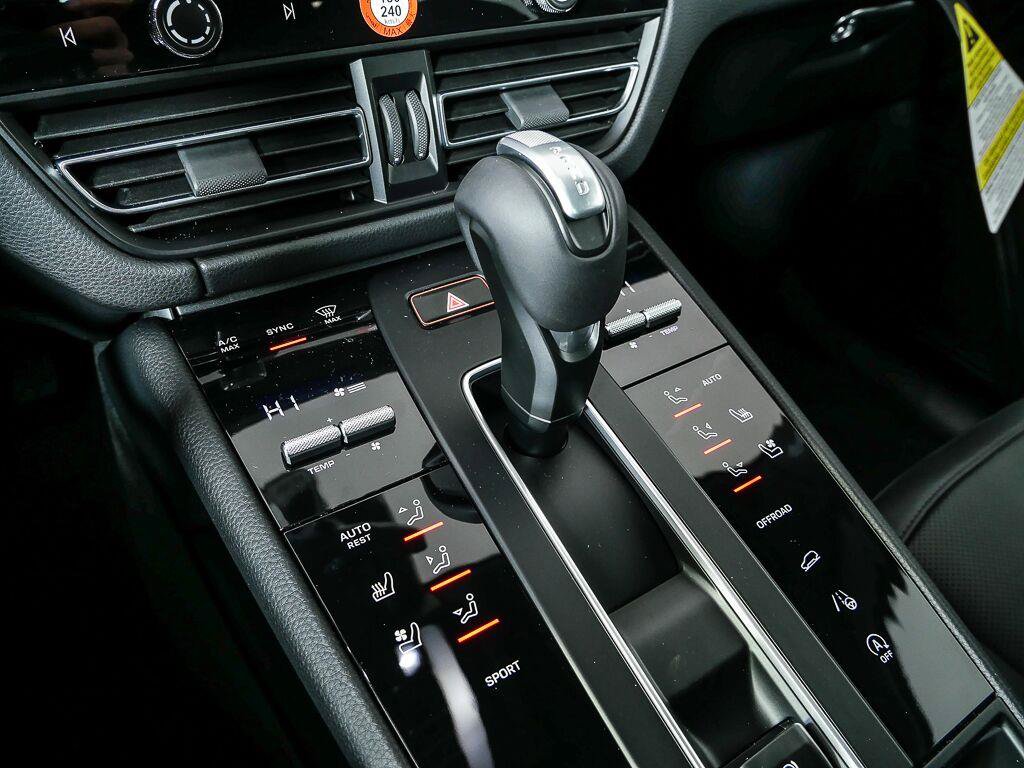 Certified 2026 Porsche Macan Turbo AWD/4WD image 18