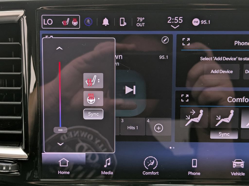 Used 2024 Chrysler Pacifica Touring-L FWD image 6