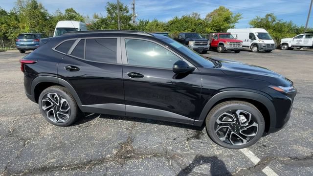 New 2026 Chevrolet Trax RS w/ Sunroof Package FWD image 3