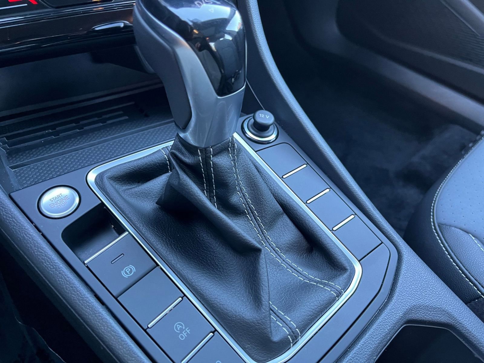 Used 2025 Volkswagen Jetta SE image 41